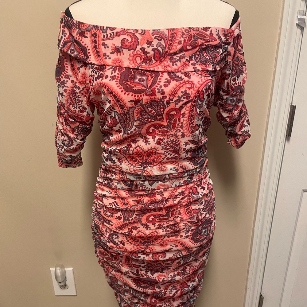 🌸 NWOT (Reserved) Paisley Body con dress with 3/4 sleeves.